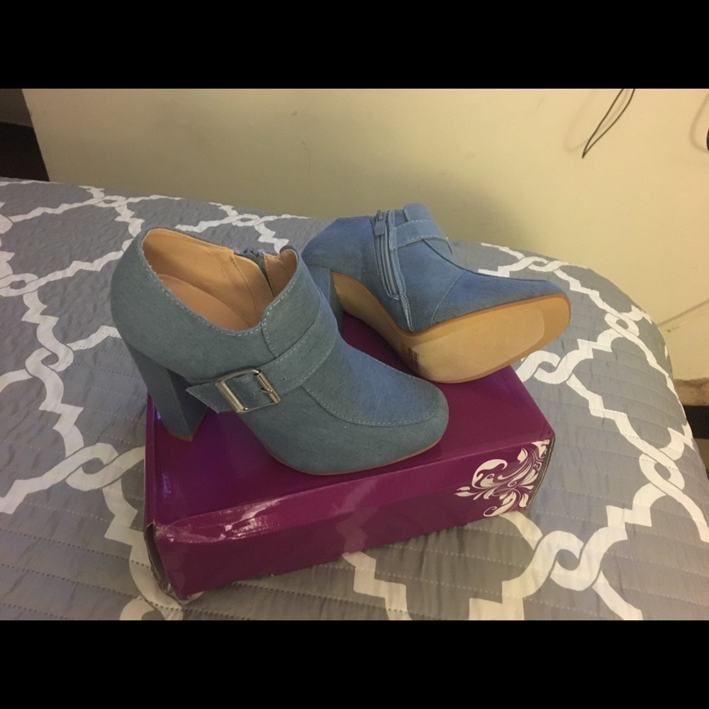 “Brand New” light blue shoe NWOT - Picture 2 of 2